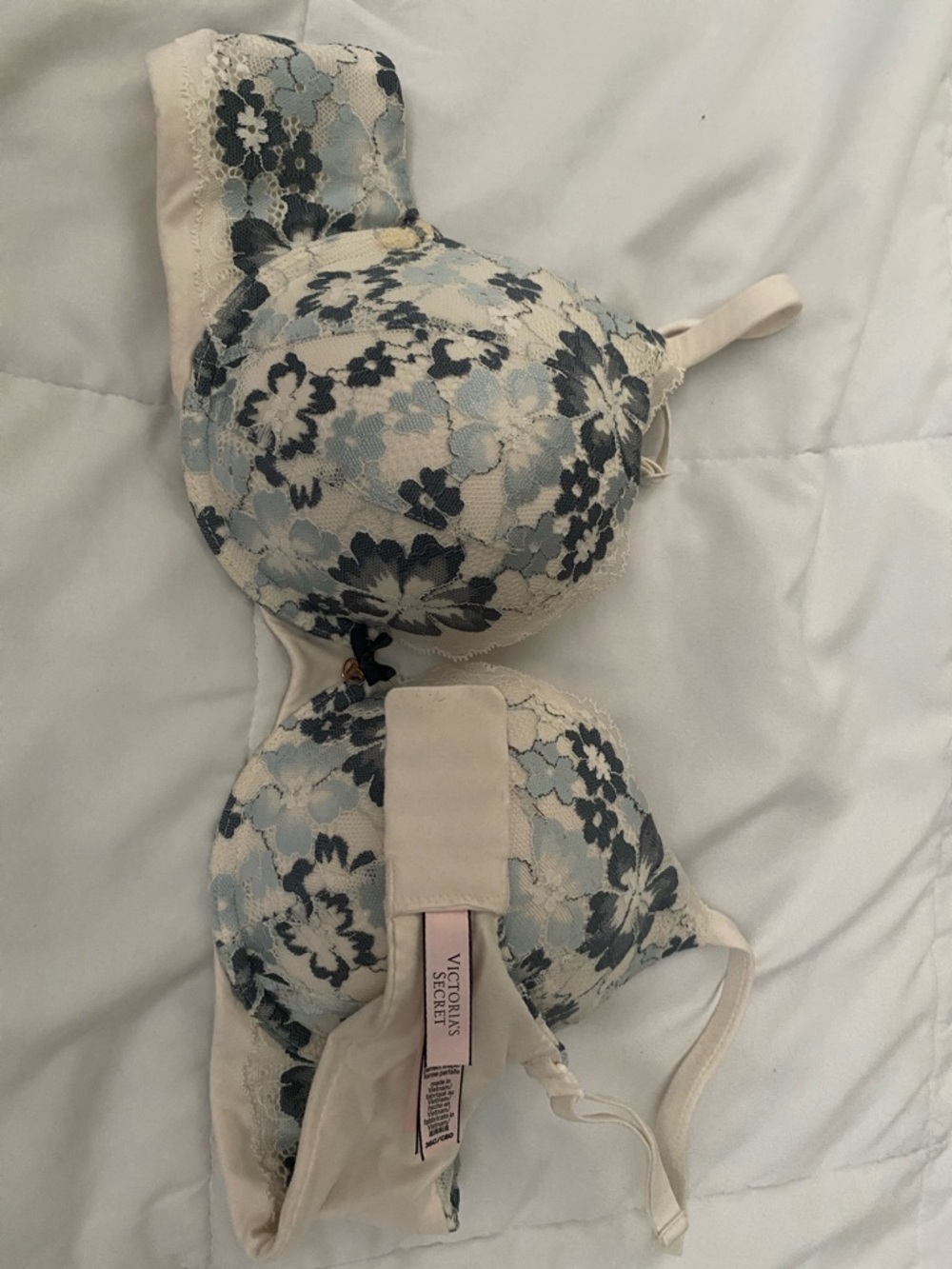 Victoria Secret laced details bra - Picture 2 of 4